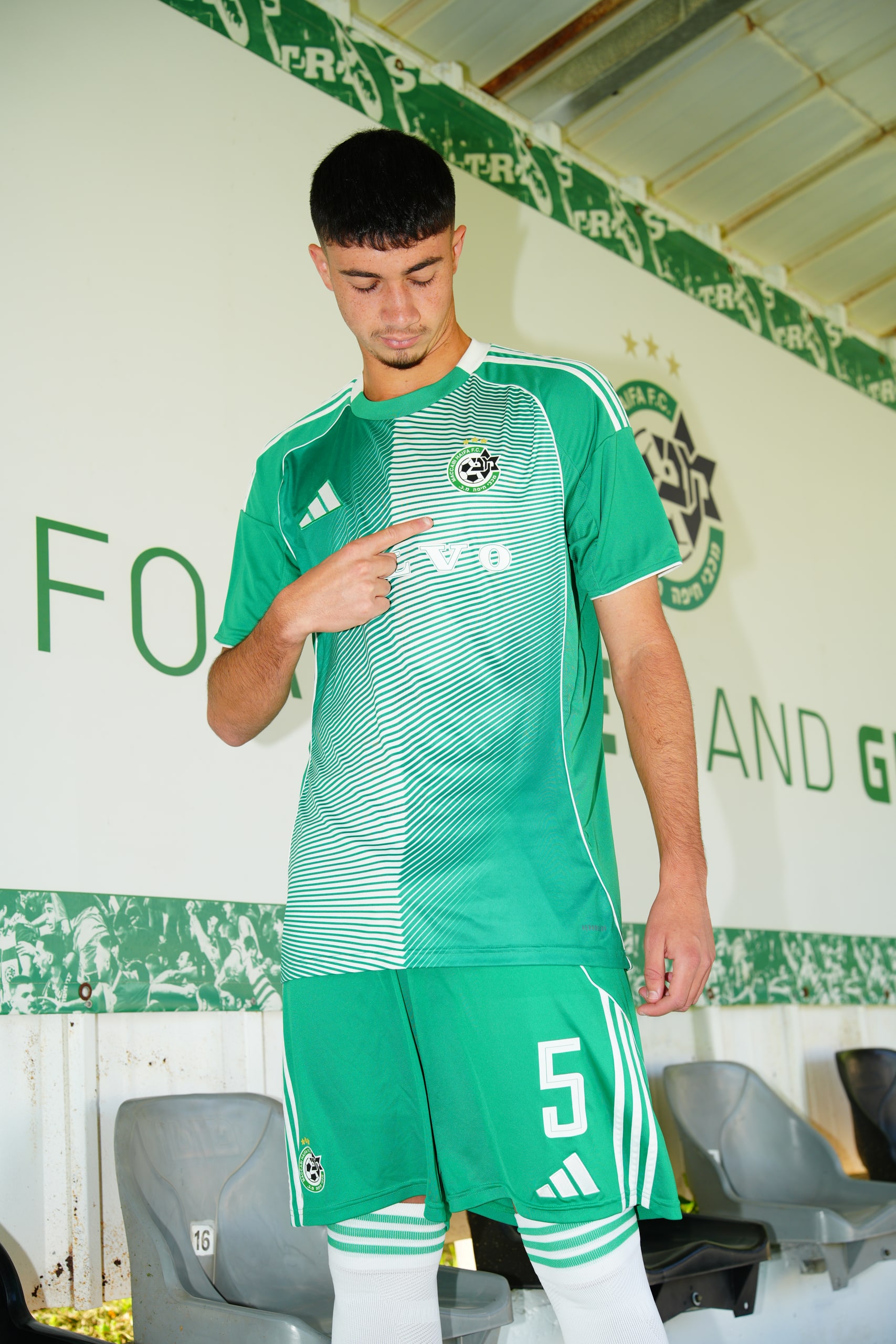 Player number 5 portrait in the green kit